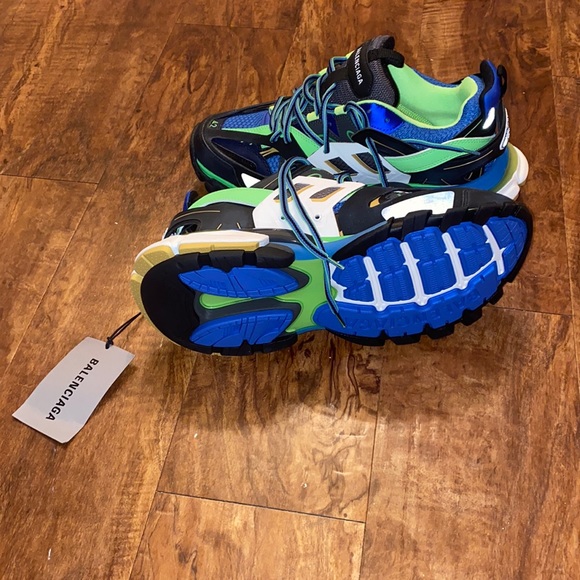 Selling balenciaga brand new never worn before boughtat Saks Fifth avenue. - Picture 3 of 4